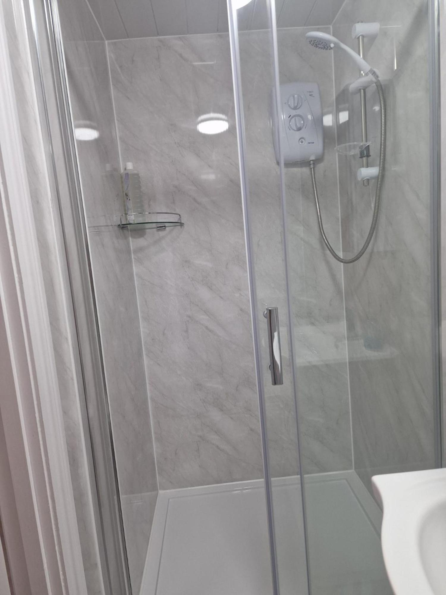 Havering Studio Flat On Straight Road, Harold Hill, מראה חיצוני תמונה