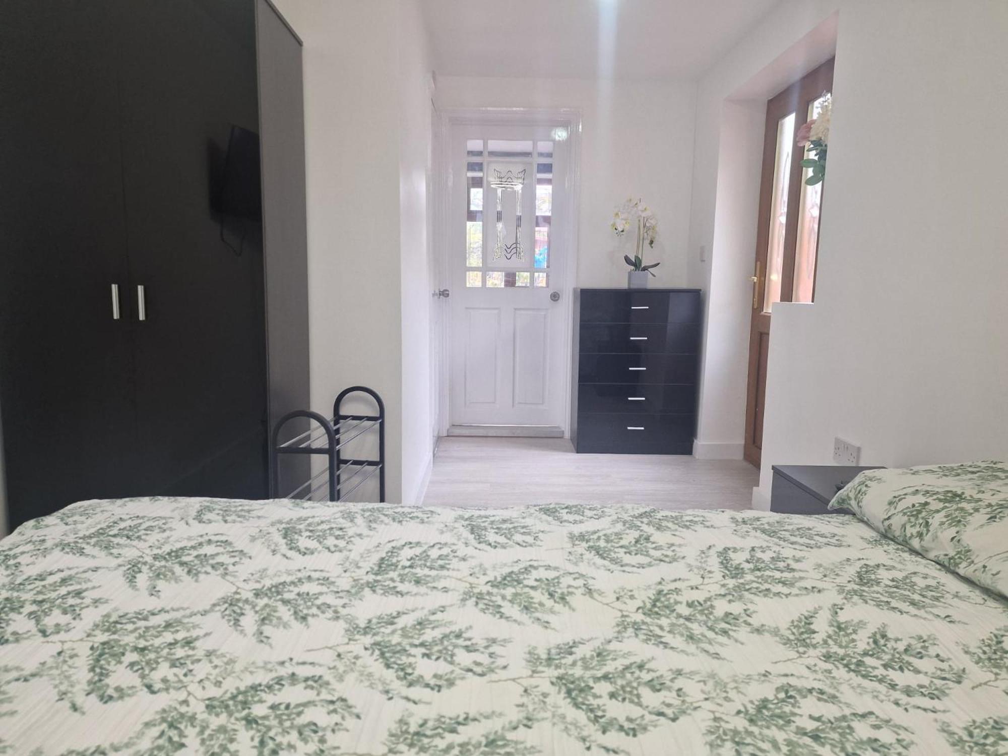 Havering Studio Flat On Straight Road, Harold Hill, מראה חיצוני תמונה