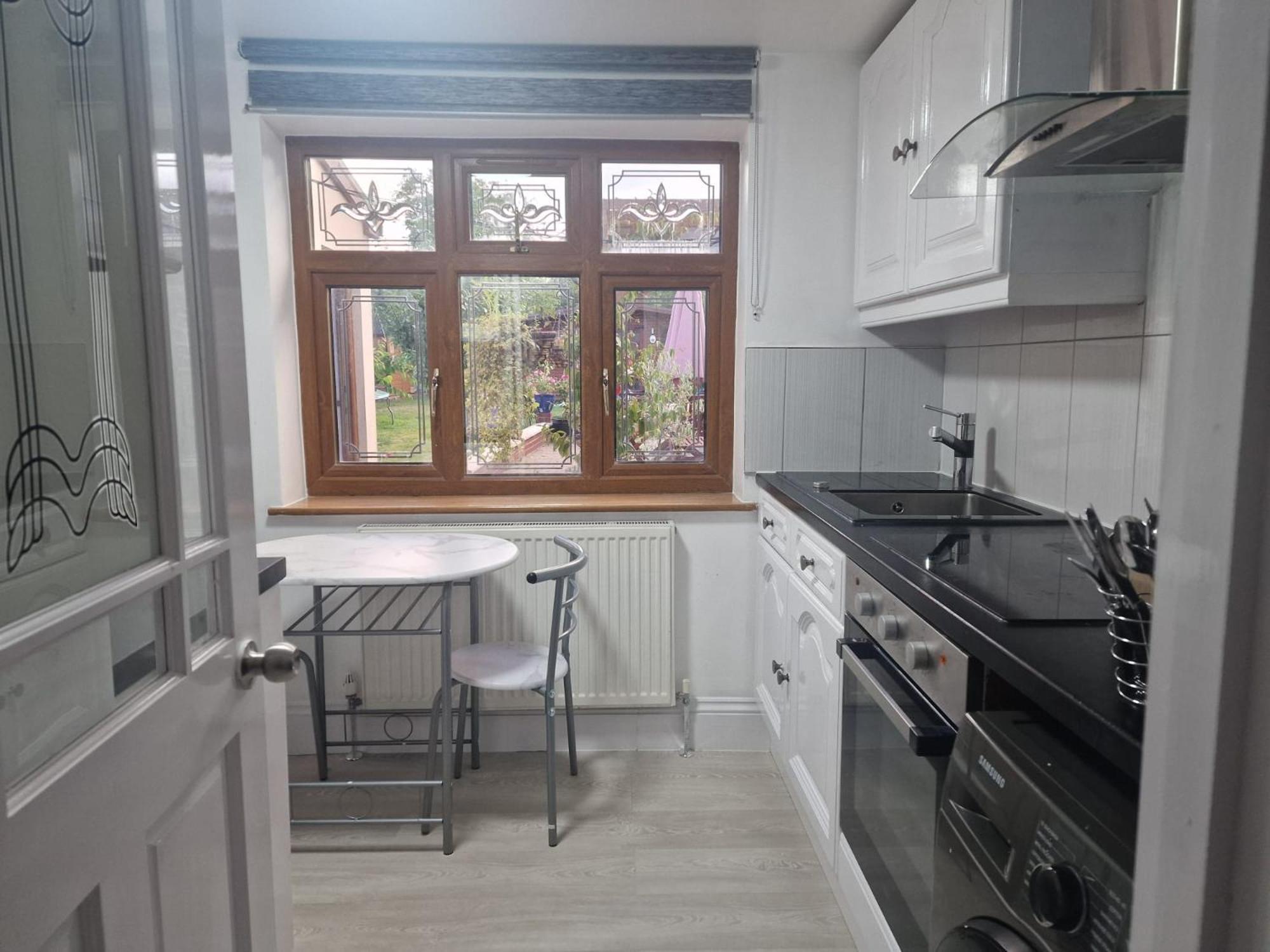 Havering Studio Flat On Straight Road, Harold Hill, מראה חיצוני תמונה